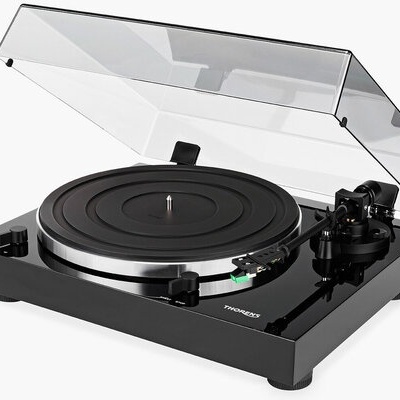 Toca-discos preto com tampa transparente levantada