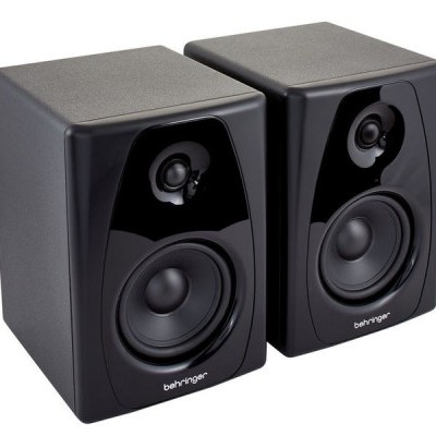 Par de colunas de som Behringer pretas retangulares com acabamento frontal brilhante