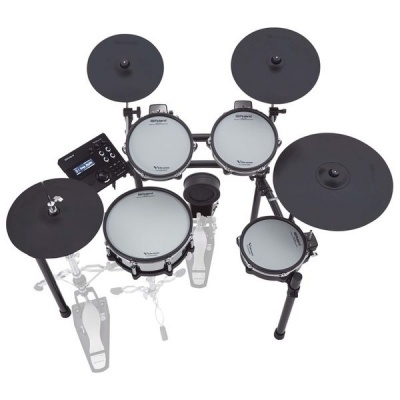 bateria eletrónica com tambores brancos e pratos pretos num suporte metálico preto
