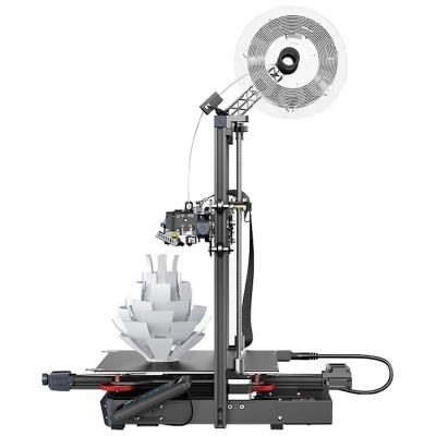 Impressora 3D preta com filamento branco e modelo impresso em forma de flor