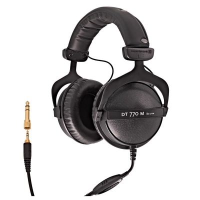 Auriculares circum-auriculares pretos Beyerdynamic DT 770 M com cabo e adaptador