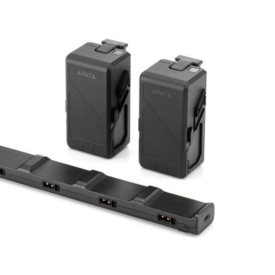 Duas baterias recarregáveis pretas com texto AVATA e carregador de quatro slots em fundo branco