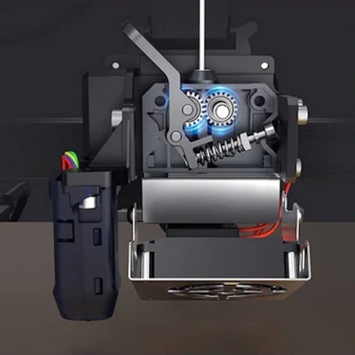 Peça mecânica com engrenagens azuis, mola, cabos e ventilador