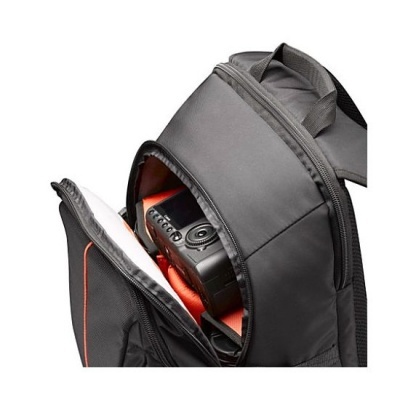 Mochila preta aberta com câmara fotográfica digital preta no interior laranja