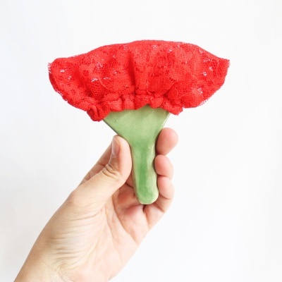 Edição Cravos pregadeira de cerâmica - Coleção Abril