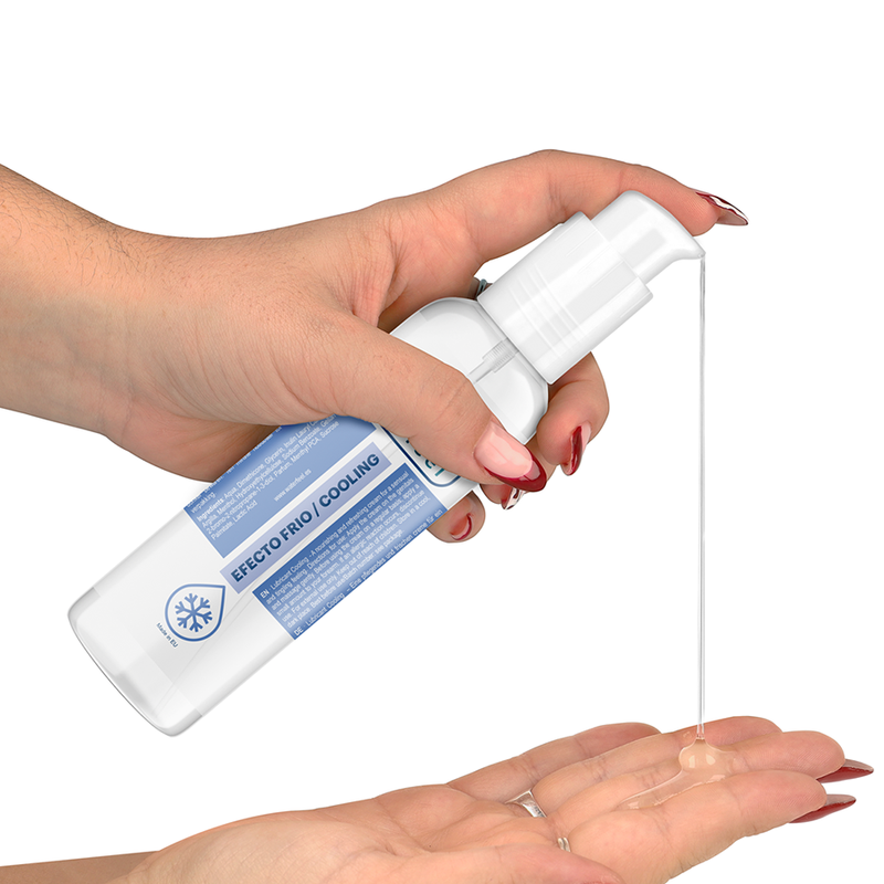 WATERFEEL – Lubrificante Efeito Frio | Base de Água 150 ml Frasco branco com rótulo azul e gel transparente sendo dispensado na mão