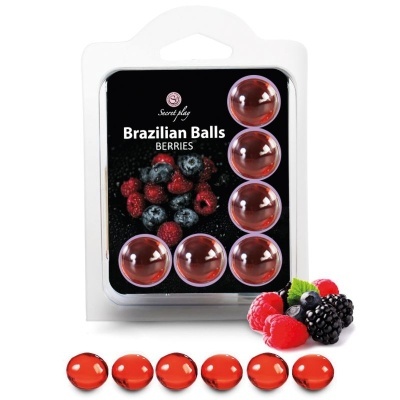 Embalagem de bolas vermelhas chamadas Brazilian Balls Berries com frutos vermelhos ao lado