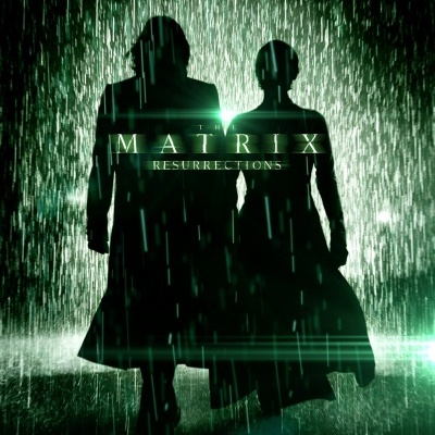 Cartaz do filme The Matrix Resurrections com duas figuras humanas de costas sob chuva verde.