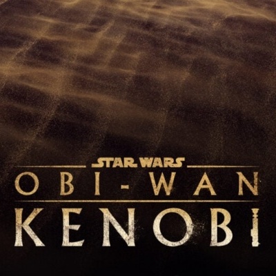 Logótipo de Star Wars Obi-Wan Kenobi em fundo escuro com textura de areia