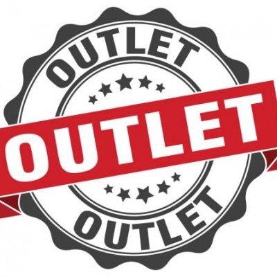 Selo circular preto e branco com faixa vermelha e texto OUTLET