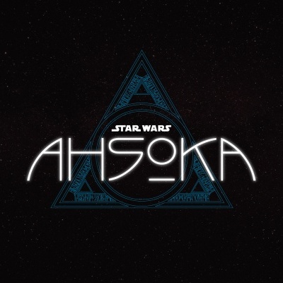 Texto branco iluminado 'STAR WARS AHSOKA' sobre fundo preto com triângulo azul