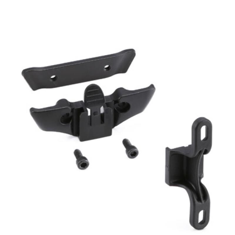 Peças de fixação em plástico preto com parafusos sobre fundo branco