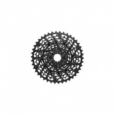 Cassete de bicicleta preto com vários dentes em fundo branco