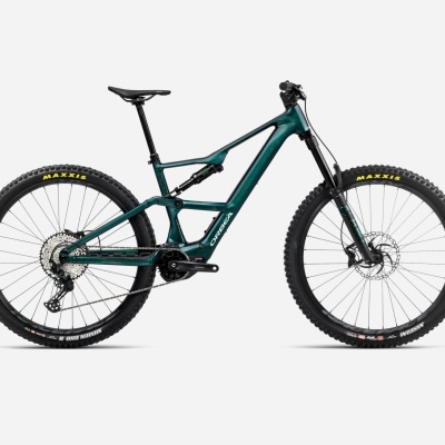 Bicicleta de montanha elétrica Orbea verde metálico com pneus Maxxis pretos