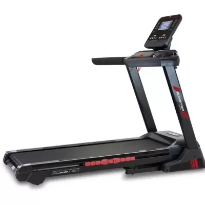 Tapete de corrida preto com detalhes vermelhos e painel digital com ecrã