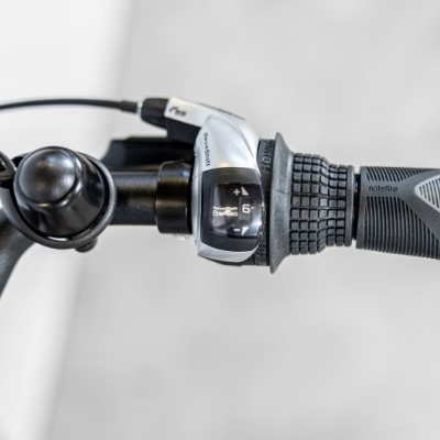 Punho de bicicleta cinzento com campainha e seletor de mudanças Shimano