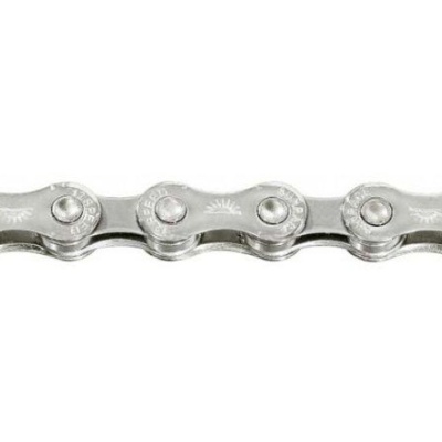 Corrente metálica prateada de seis elos em fundo branco