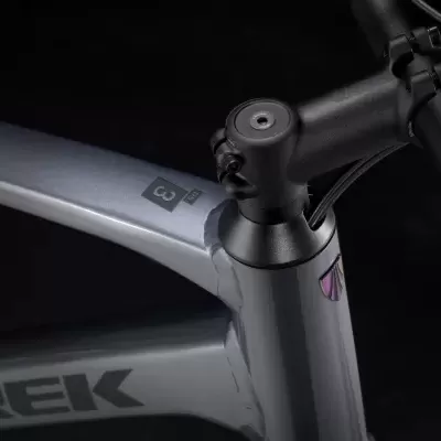 Quadro e guiador de bicicleta Trek cinza e preto em fundo escuro