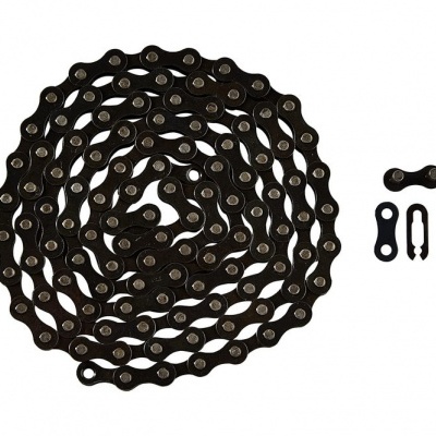 Corrente metálica preta para bicicleta com peças soltas ao lado