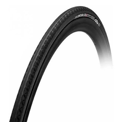 Pneu de bicicleta preto com inscrições técnicas na lateral