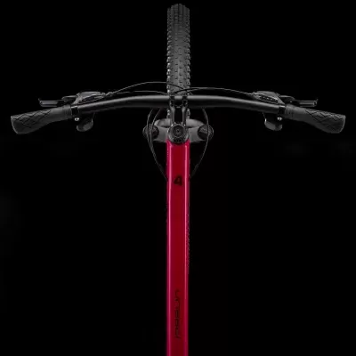 Bicicleta de montanha vermelha vista de frente com guiador preto