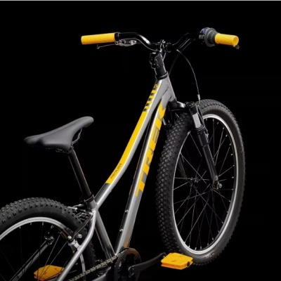 Trek Precaliber 24 com suspensão de 8 velocidades