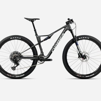 Bicicleta de montanha preta com suspensão e pneus Maxxis
