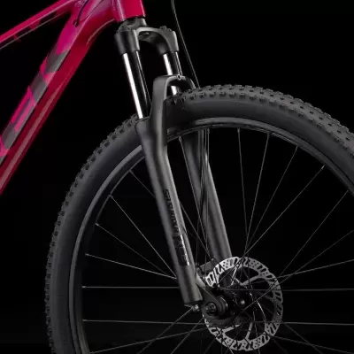 Quadro de bicicleta rosa e preto com roda dianteira e suspensão