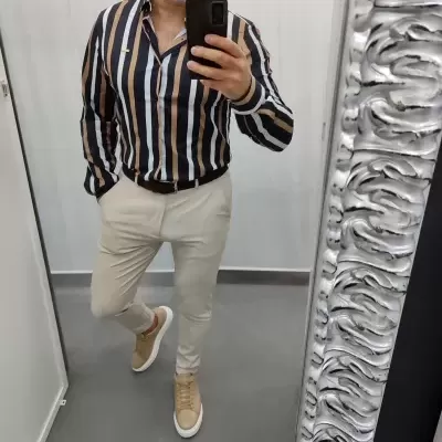 Camisa slim fit,risca preto,branco ,camel