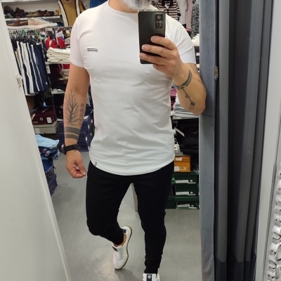 https://www.galerias-martins.pt/product/t-shirt-branco-slim-fit-veste-justo