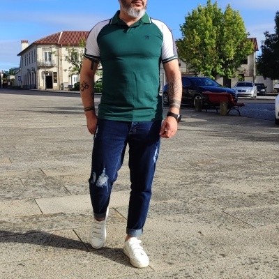 Polo slim fit ,verde com manga branca, veste justo