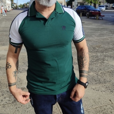 Polo slim fit ,verde com manga branca, veste justo