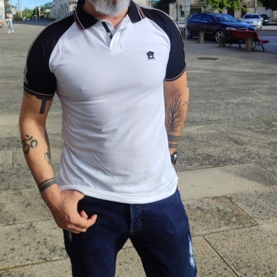 Polo slim fit ,branco com manga preta, veste justo
