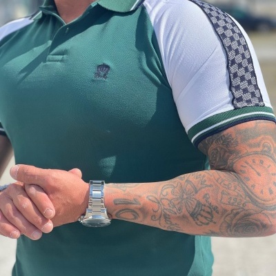 Polo slim fit ,verde com manga branca, veste justo