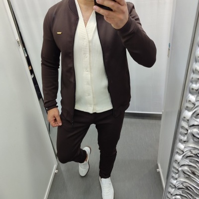 Calça slim fit castanho