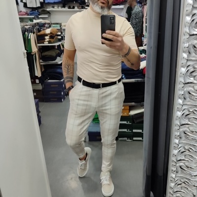 Calças slim fit ,tons bege