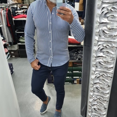 Camisa em malha slim fit ,risca azul