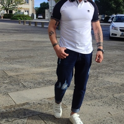 Polo slim fit ,branco com manga preta, veste justo