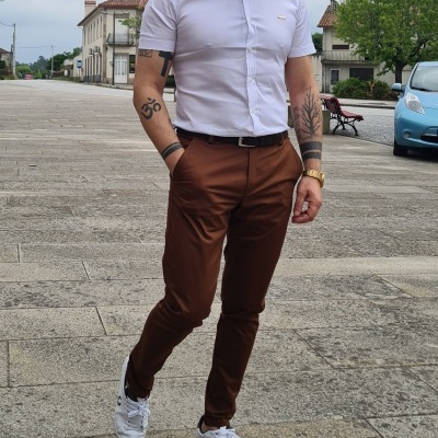 CALÇAS SARJA LEVE SLIM FIT