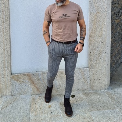 Calças de tecido slim fit tons castanho