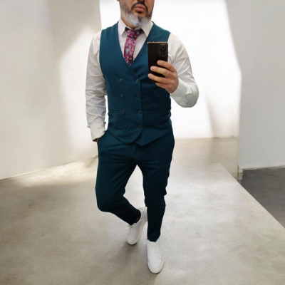 Fato masculino azul petróleo com colete e calças, camisa branca, gravata colorida e sapatos brancos