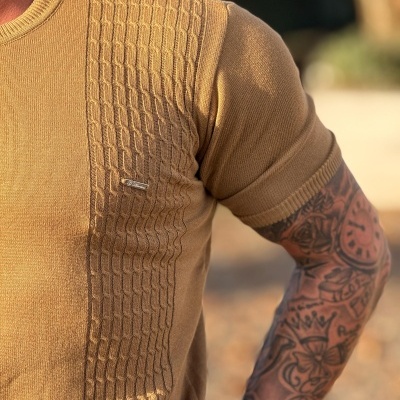 Camisola de malha castanha masculina com padrão texturizado e logótipo metálico no peito.