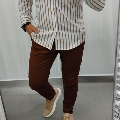 Camisa slim fit,risca bege