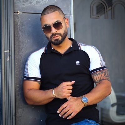 Polo slim fit ,preto com manga branca, veste justo