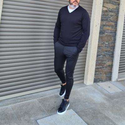 Camisola decote em bico ,preto