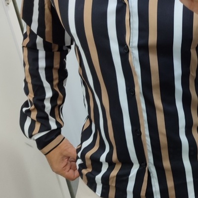 Camisa slim fit,risca preto,branco ,camel