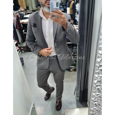 https://www.galerias-martins.pt/product/fato-slim-fit-rf-03-cinza