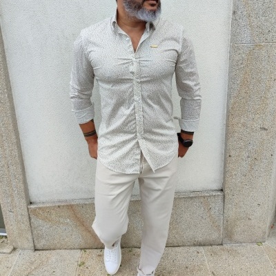 Camisa slim fit, bege