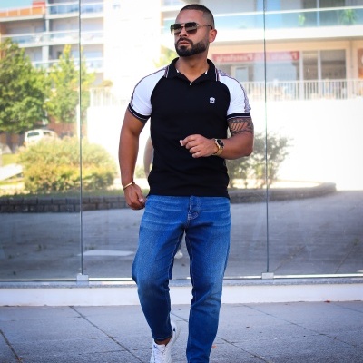 Polo slim fit ,preto com manga branca, veste justo