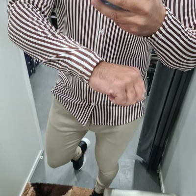 Camisa em malha slim fit ,risca castanho